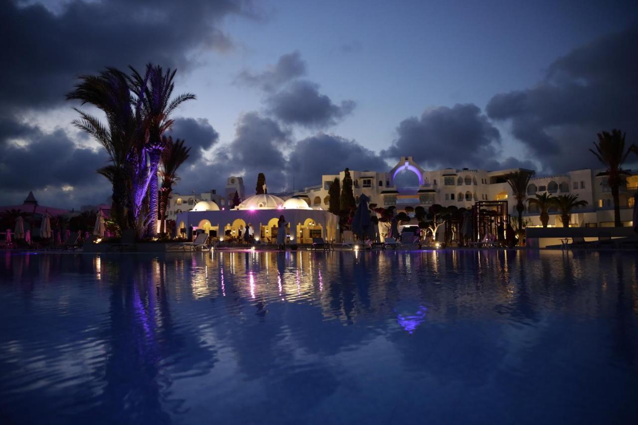 The Mirage Resort & Spa Hammamet Exterior photo The Royal Mirage Hotel at night